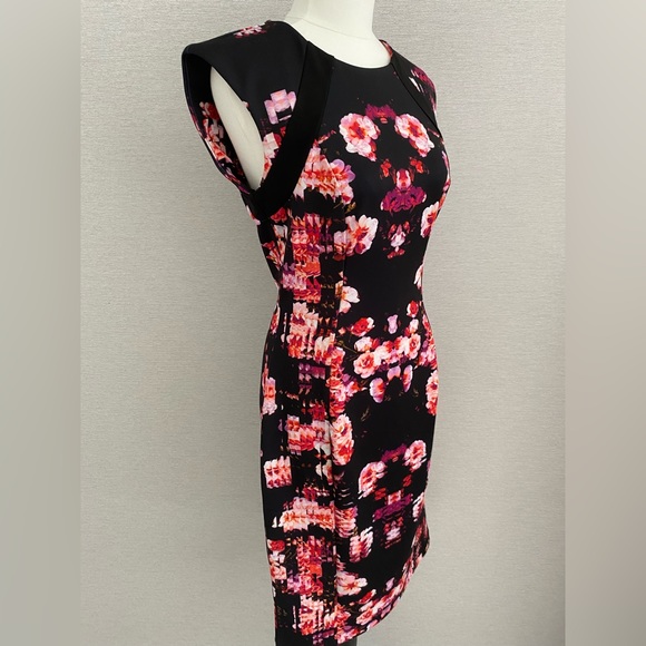 CUE IN THE CITY FLORAL BODY CON DRESS - Picture 4 of 6